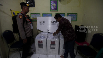 Petugas PPS Tingkat RW Terima Logistik Pilkada 2024 di Jakarta