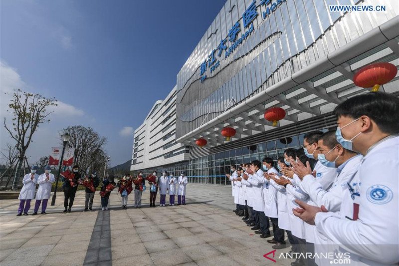 Sebanyak tujuh orang yang terinfeksi 2019-nCoV diizinkan meninggalkan Rumah Sakit Zhejiang University di Hangzhou, China, Rabu (5/2), setelah dinyatakan sembuh total dari virus mematikan itu. (ANTARA)