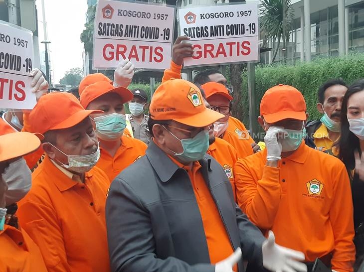 Kesatuan Organisasi Serbaguna Gotong-Royong 1957 (Kosgoro 1957) bagikan 10 ribu masker kepada masyarakat. (Foto: MP/Kanugrahan)