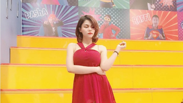 DJ Butterfly Pamer Baju Seksi Sambil Makan Lalapan
