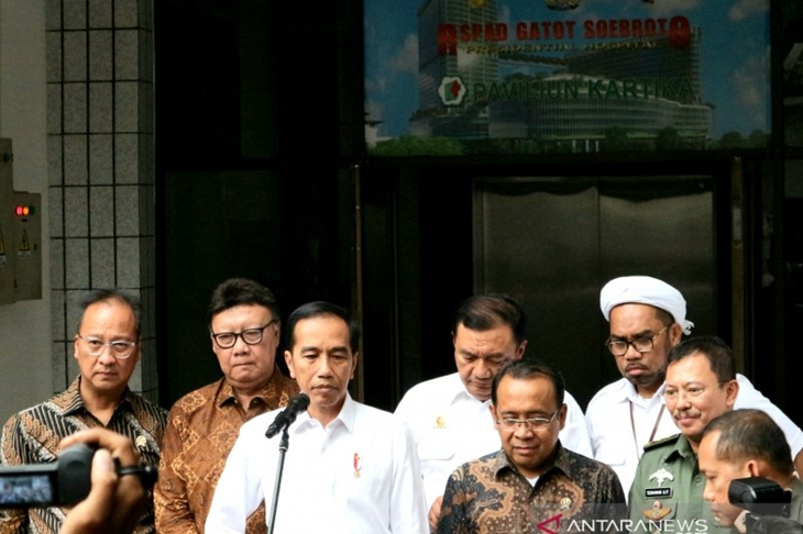 Presiden Jokowi usai menjenguk Menko Polhukam Wiranto di RSPAD, Jakarta pada Kamis (10/10/2019). (Bayu Prasetyo)