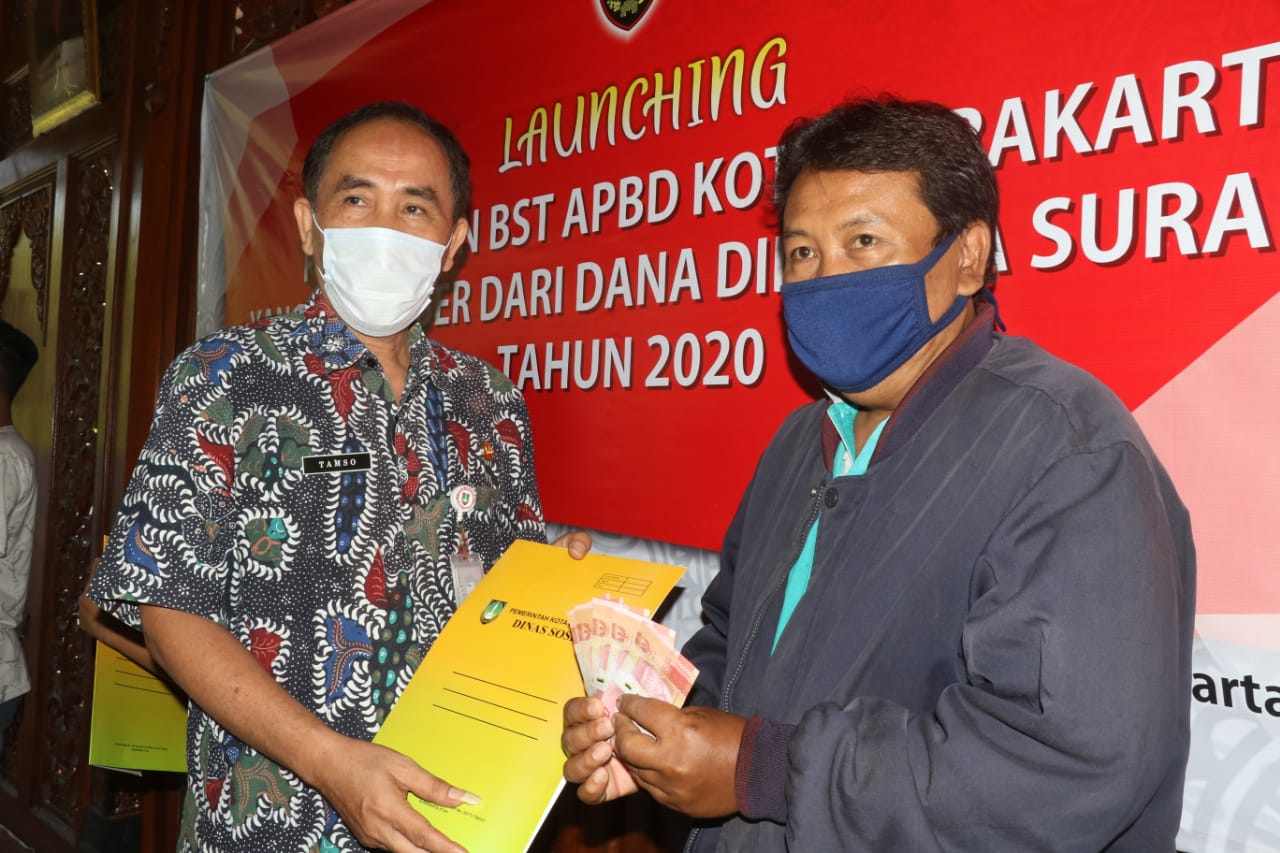 Warga kurang mampu terdampak COVID-19 mendapatkan Dana Insentif Daerah (DID) Rp600.000 per kepala keluarga, Kamis (3/12). (MP/Ismail)