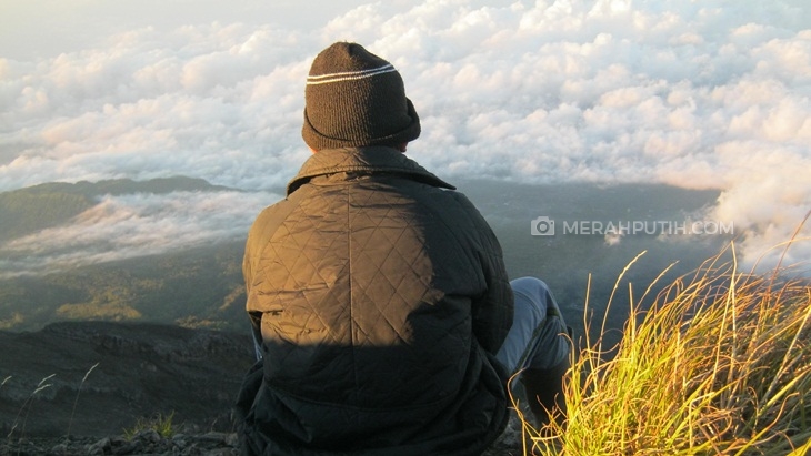 Pemandangan di puncak Gunung Agung. (Foto: Merahputih.com/Zulfikar)