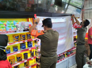 Jalankan Instruksi Anies, Satpol PP DKI Copot Iklan Rokok di Supermarket