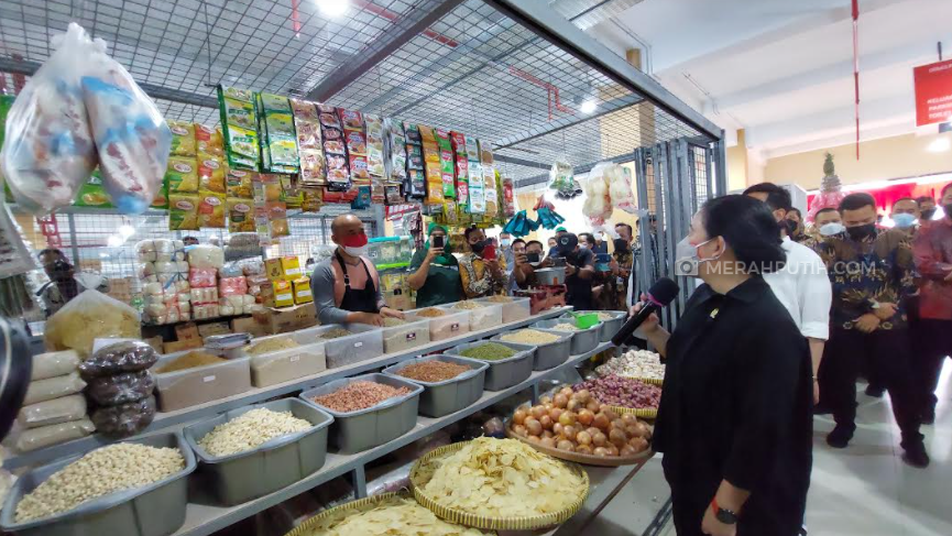 Ketua DPR Puan Maharani saat memantau harga kebutuhan pokok di Pasar Legi, Kamis (20/1). (MP/Ismail)