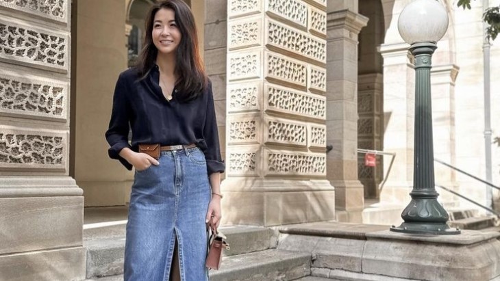 Padu Padan Rok Denim Maxi Bikin Tampilan Lebih Bergengsi