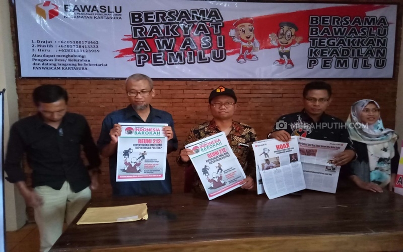 Bawaslu Sukaharjo menunjukan tabloid Indonesia Barokah (MP/Ismail)