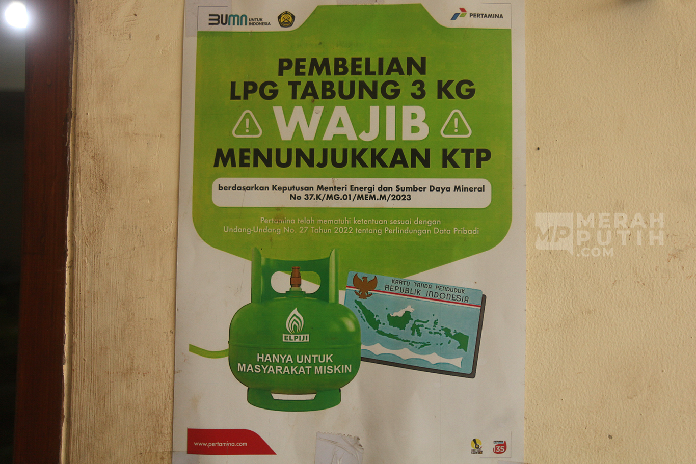 Aturan pembelian gas di pangkalan gas di Kawasan Palmerah, Jakartra Barat, Selasa (4/2/2025).