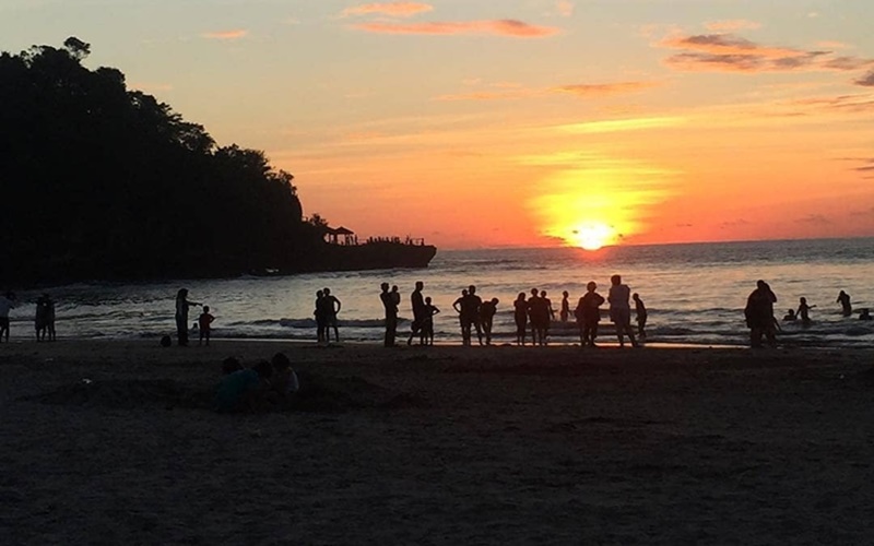 Pantai Anyer dan Carita Kini Kembali Dibanjiri Wisatawan