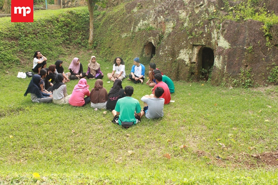Komunitas Ini Manfaatkan Situs Banten Girang Untuk Latihan Teater