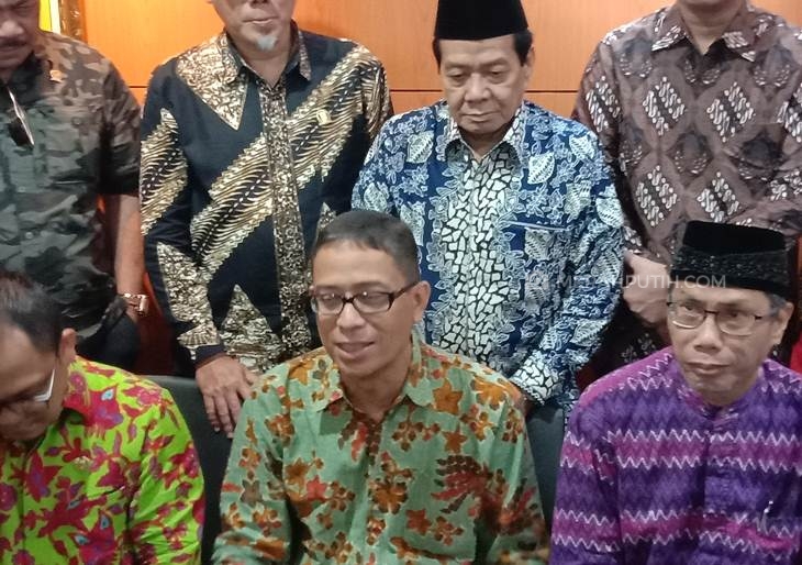 Calon Wakil Gubernur DKI Jakarta dari PKS Nurmansjah Lubis (tengah) saat berada di gedung DPRD. (Foto: MP/Asropih Opih)