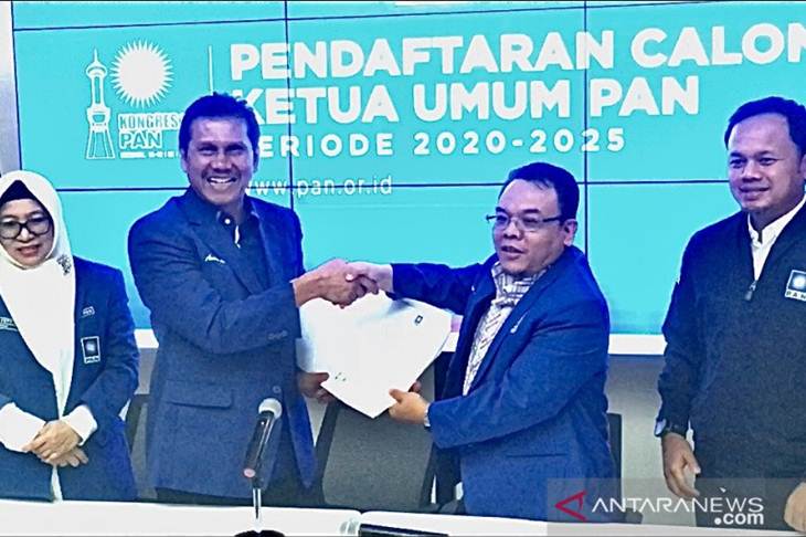 Calon Ketua Umum PAN Asman Abnur (kedua kiri) menyerahkan berkas formulir pendaftaran kepada Sekretaris Panitia Pengarah Kongres PAN Saleh Partaonan Daulay (kedua kanan) disaksikan Wakil Ketua Umum PAN Bima Arya (pertama kanan) di Sekretariat DPP PAN Jakarta, Sabtu (8/2/2020). (ANTARA/ Abdu Faisal)