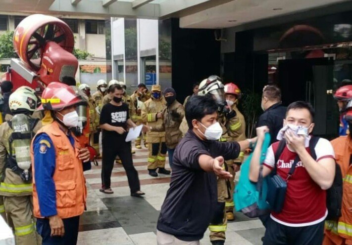 Petugas Evakuasi Korban Kebakaran di Apartemen Taman Sari (Foto: Ist)