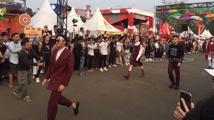 Street Fashion Show Warnai We The Fest 2017