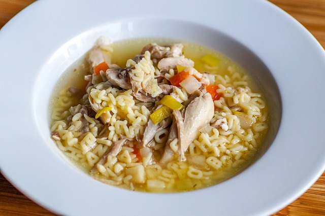 Menghirup sup ayam yang hangat mampu meredakan gejala COVID-19. (Foto pixabay/mygraphx)