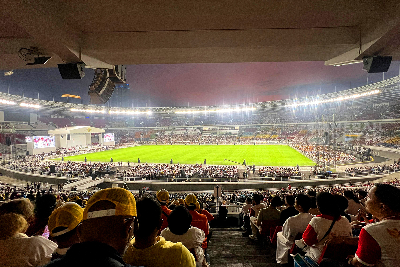 Ribuan Umat Katolik Hadiri Misa Akbar bersama Paus Fransiskus di Stadion GBK
