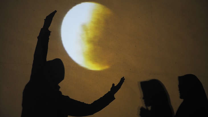 Super Blue Blood Moon di Surabaya. (Antara Foto/Zabur Karuru)