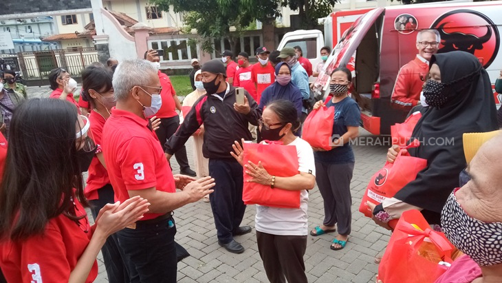  Wakil Ketua Komisi VI DPR Aria Bima membagikan paket sembako bagi warga di Rusunawa Semanggi, Solo, Jawa Tengah, Sabtu (20/2). (MP/Ismail)