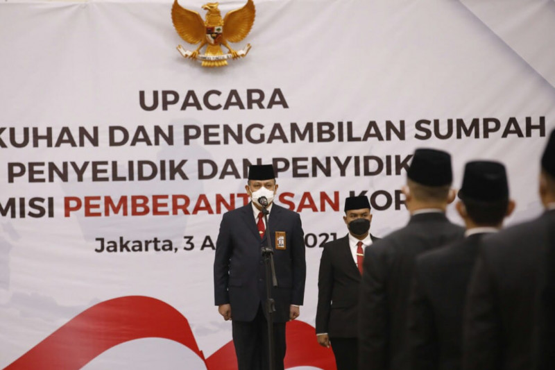 Ketua KPK Firli Bahuri saat Upacara Pengukuhan dan Pengambilan Sumpah Penyelidik dan Penyidik KPK di Aula Gedung Juang Gedung Merah Putih KPK, Jakarta, Selasa (3/8/2021). (ANTARA/HO-Humas KPK)