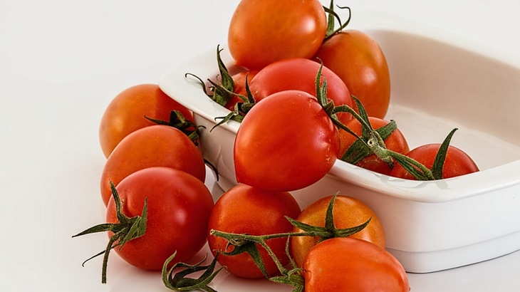 Lindungi Kulit Wajah dari Sengatan Sinar Matahari dengan Masker Buah Tomat