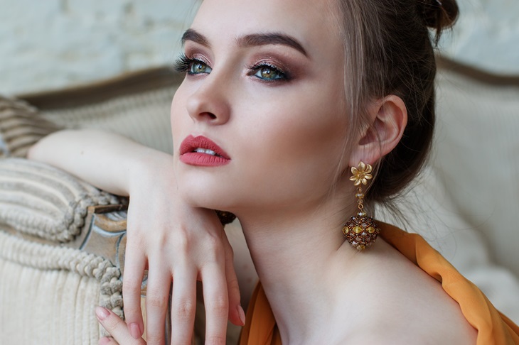 Menggunakan concealer dengan warna dasar coklat gelap untuk bronzer. (Foto: Pexels/Pixabay)