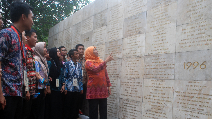 Diusung Golkar di Pilgub Jatim, Menteri Khofifah Ziarah ke Makam Bung Karno