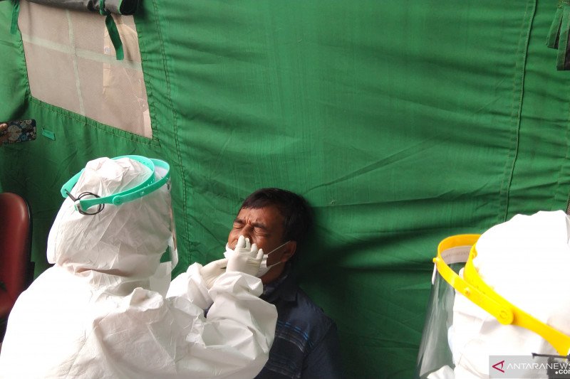 Petugas medis melakukan tes usap antigen warga yang balik ke Jakarta usai Lebaran di Duren Tiga, Pancoran, Jakarta Selatan, Minggu (16/5/2021). (ANTARA/Dewa Ketut Sudiarta Wiguna)