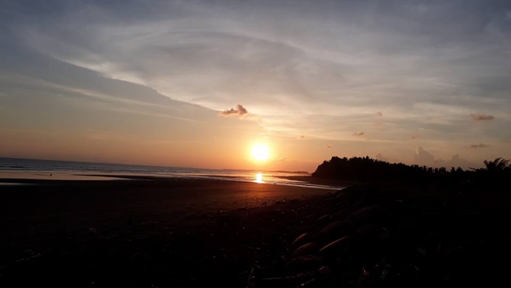 Senja di Pantai Yehembang yang lokasinya di Banjar Pasar, Desa Yehembang, Kecamatan Mendoyo, Jembrana. Jumat (23/3). (Foto: IST)