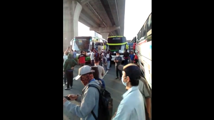 Viral Terjadi Kerumunan akibat Protes Penutupan di Tol Cikarang Barat