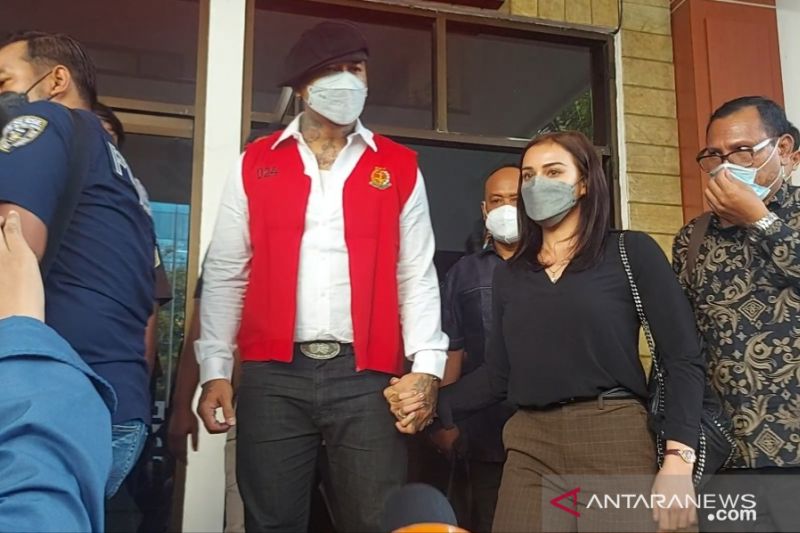 Musisi I Gede Aryastina alias Jerinx usai menjalani pemeriksaan tahap dua di Gedung Kejaksaan Negeri Jakarta Pusat, Rabu (1/12) (ANTARA/Mentari Dwi Gayati)