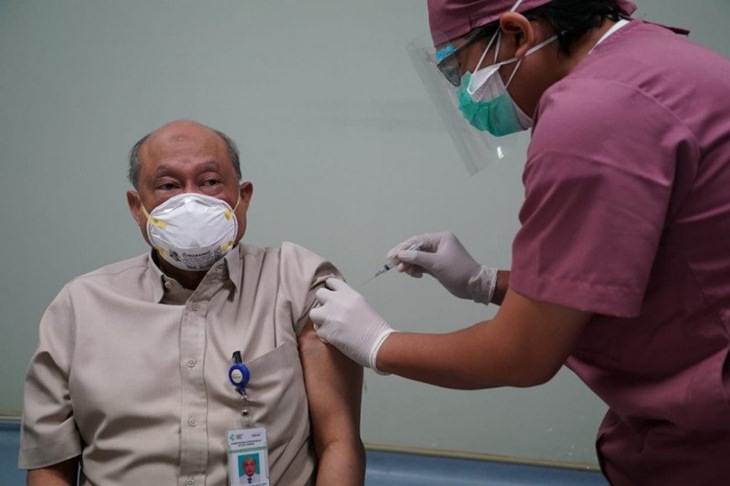 Pelaksanaan vaksinasi bagi tenaga kesehatan dengan usia di atas 60 tahun di RSUP Cipto Mangunkusumo Jakarta, Senin (8/2/2021). (FOTO ANTARA/HO-Kementerian Kesehatan)