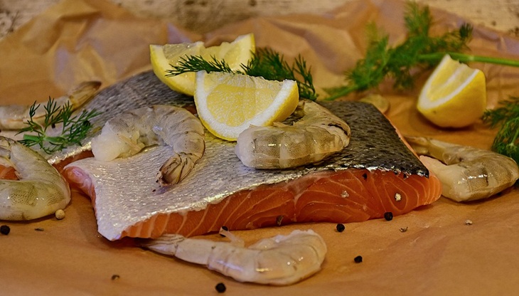 Ikan salmon sebagai asupan vitamin untuk ibu hamil. (Foto: Pixabay/RitaE)
