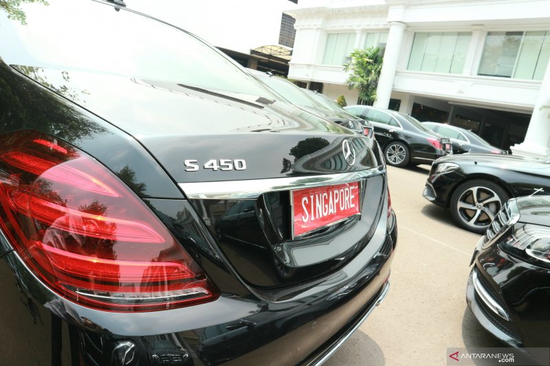 Sejumlah kendaraan Mercedes Benz dipamerkan di halaman Istana Negara, Jakarta pada Kamis (17/10/2019). (Bayu Prasetyo)