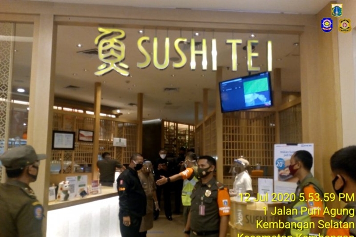 Satuan Polisi Pamong Praja Jakarta Barat menindak sebuah restoran Jepang yang dengan tidak membatasi jumlah pengunjung pada masa PSBB di Puri Indah Mall Jakarta Barat, Minggu (12/7/2020). (ANTARA/HO-Satpol PP Jakarta Barat)