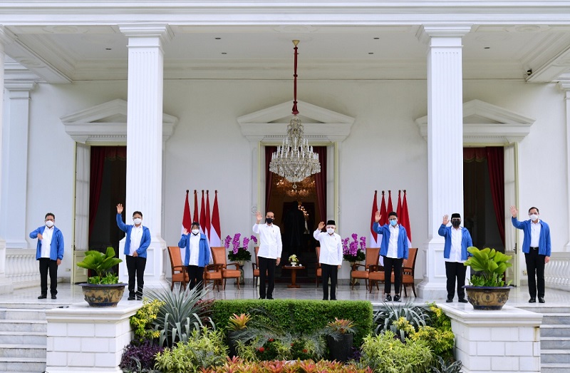 Jokowi dan 6 menteri anyar di Branda Istana. (Foto: Sekretariat Presiden).
