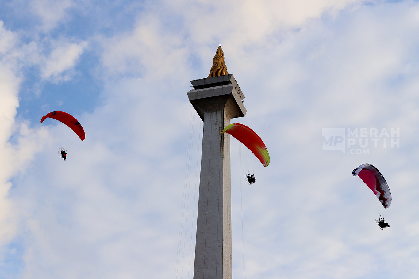 Atraksi Terjun Payung Meriahkan HUT ke-79 Bhayangkara di Monas Jakarta 