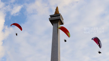 Atraksi Terjun Payung Meriahkan HUT ke-79 Bhayangkara di Monas Jakarta 
