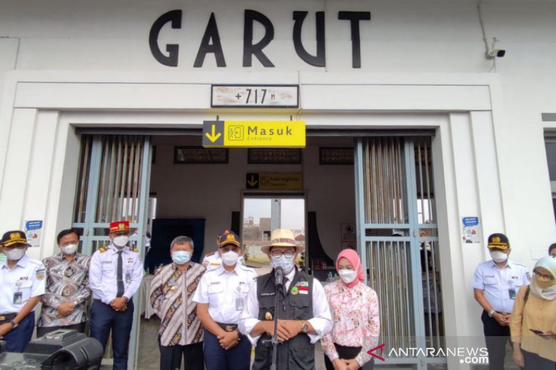 Gubernur Jawa Barat Ridwan Kamil memberikan keterangan pers di Stasiun Garut, Kamis (6/1/2022). (ANTARA/Feri Purnama)