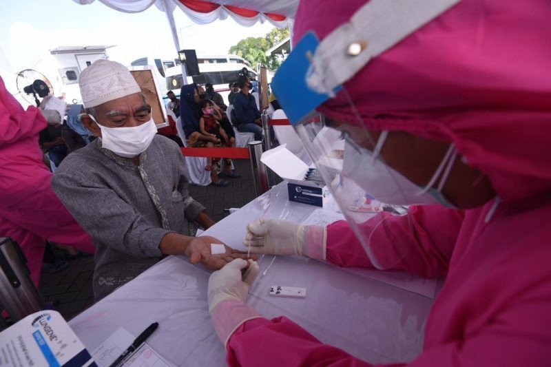 Pelaksanaan "rapid test" COVID-19 di Surabaya, Jawa Timur, yang diselenggarakan Badan Intelijen Negara (BIN), Jumat (5/6/2020) (HO-Dok BIN)