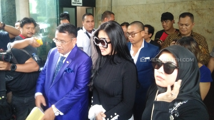 Takut Dosa, Syahrini Janji Berangkatkan Korban First Travel