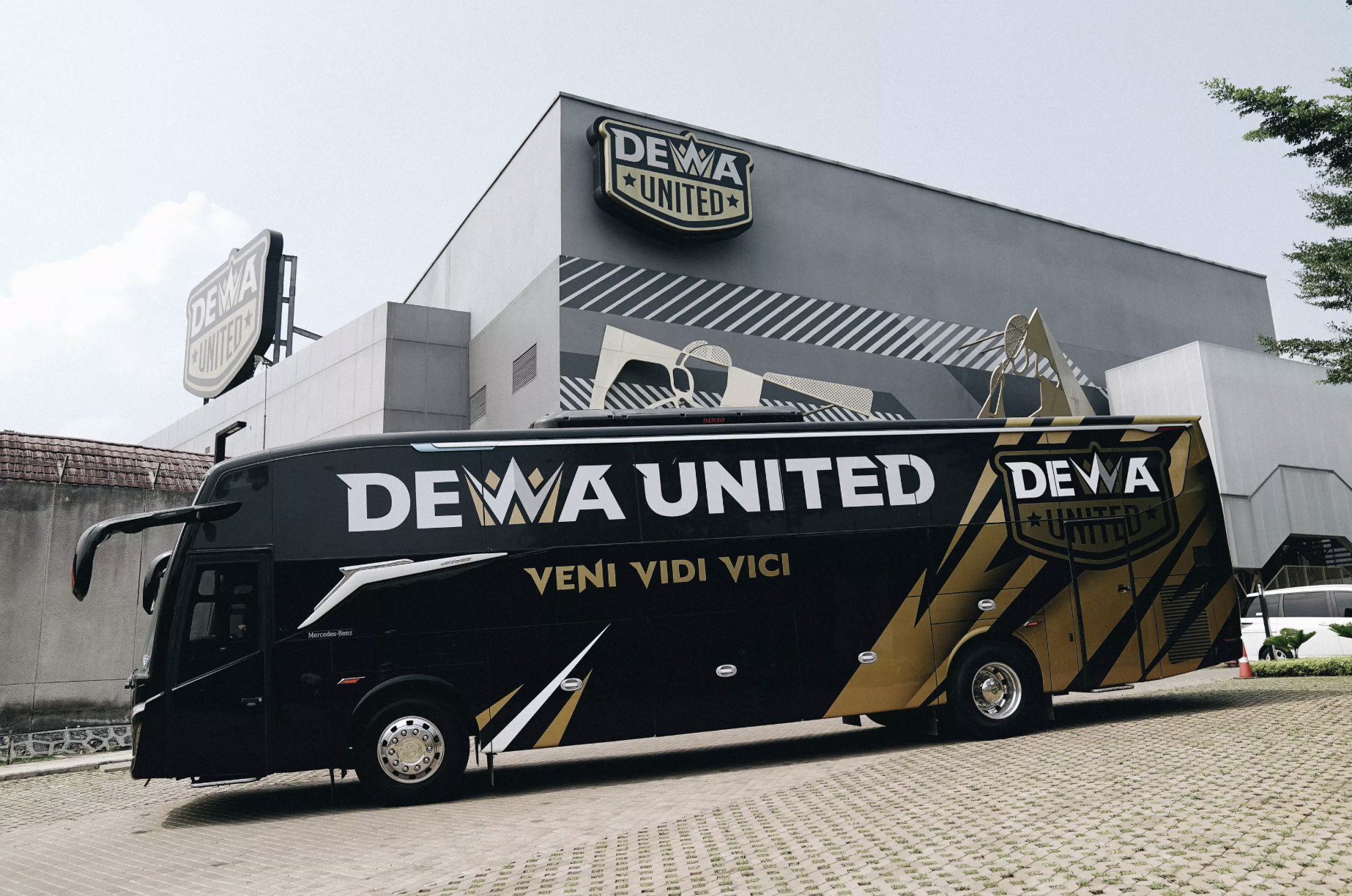 Bentuk Komitmen Berikan Fasilitas Terbaik, Dewa United Luncurkan 2 Unit Bus sebagai Kendaraan Resmi Tim Basket dan Sepak Bola