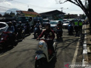 Penyekatan Larangan Mudik di Cibiru Bandung Timbulkan Kemacetan Panjang
