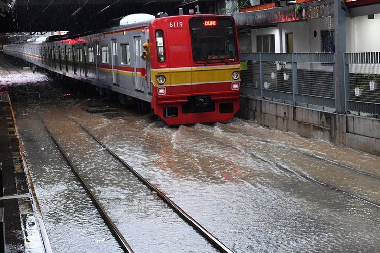 Salah satu rangkaian KRL Commuterline melintas perlahan pada jalur rel yang terendam banjir di Stasiun KA Sudirman, Menteng, Jakarta, Rabu (1/1/2020). Banjir yang menggenangi sejumlah titik pada jalur rel di Jakarta berdampak pada gangguan pelayanan sejumlah rute KRL Commuterline Jabodetabek. ANTARA FOTO/Aditya Pradana Putra/pd.(ANTARA FOTO/Aditya Pradana Putra)