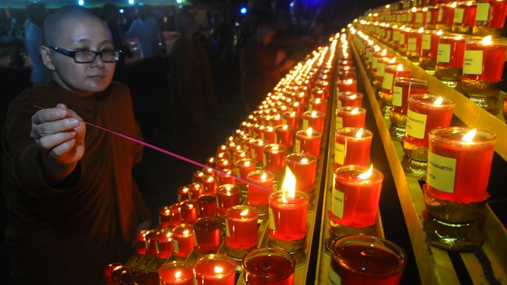Umat Buddha Terbangkan Seribu Lampion di Percandian Muaro Jambi