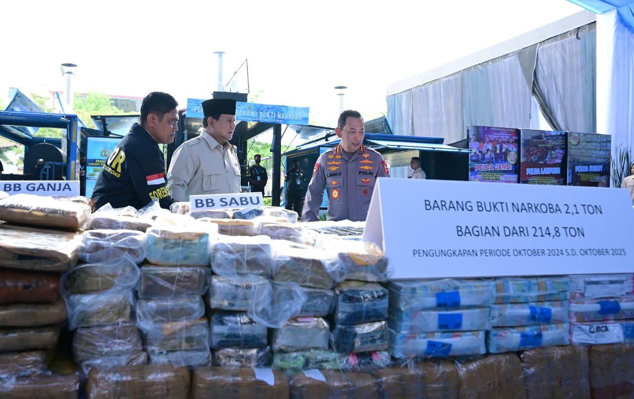 Presiden Prabowo Subianto (tengah) bersama Kapolri Jenderal Pol. Listyo Sigit Prabowo menunjukkan barang bukti narkoba yang akan dimusnahkan di Lapangan Bhayangkara, Mabes Polri, Jakarta, Rabu (29/10/2025).