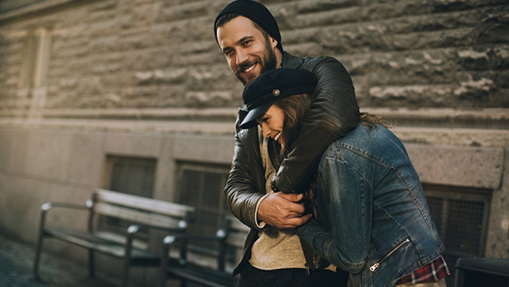 Ups! Empat Pasang Zodiak Ini Bisa Berubah dari Sahabat Jadi Cinta