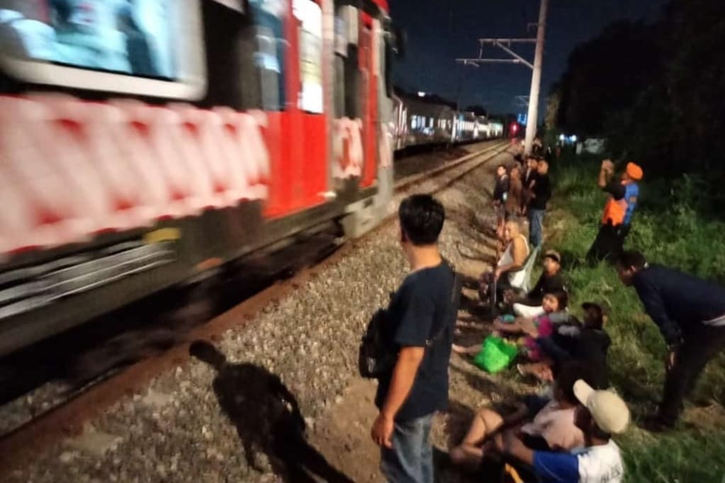 9 KA Daop 6 Yogyakarta Alami Gangguan Akibat Kebakaran Rumah Warga di Bantaran Rel 