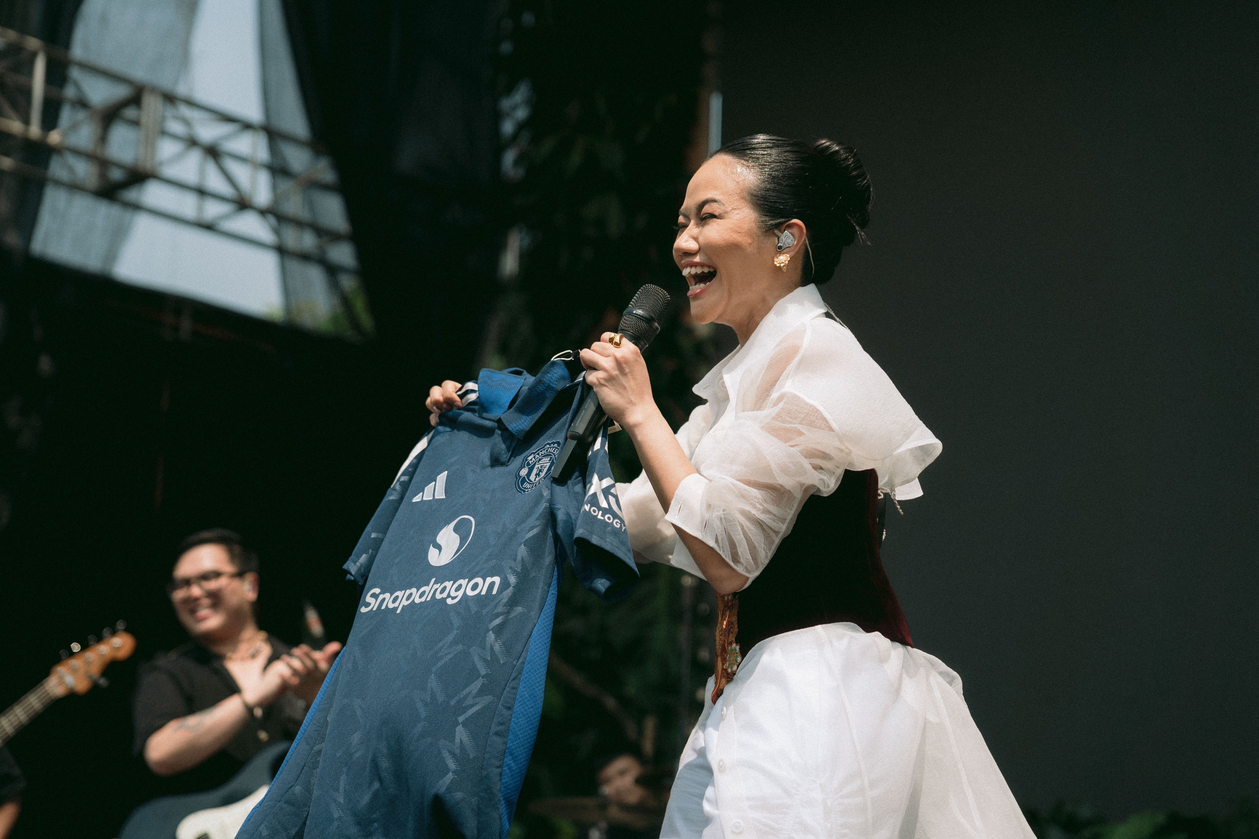 Yura Yunita Manggung Pakai Baju MU, Netizen: Hati-Hati Masuk Goa
