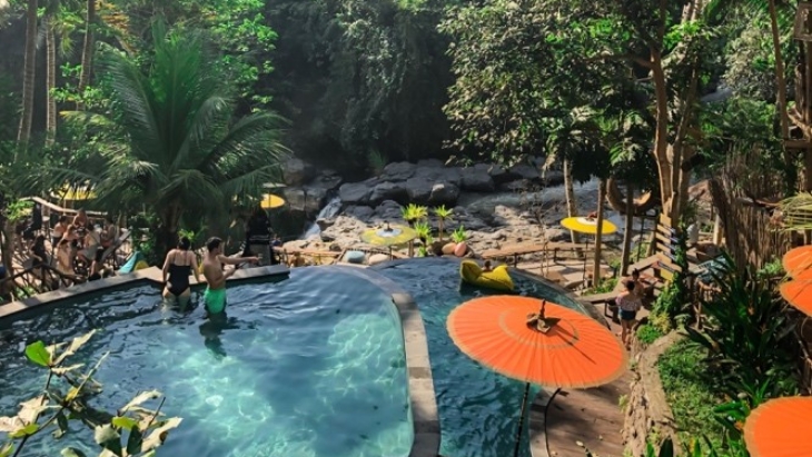 Club di Tepi Sungai dengan Pemandangan Air Terjun di Gianyar Bali