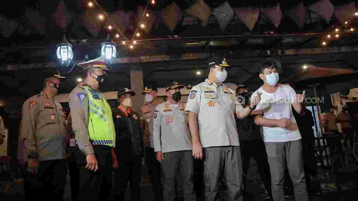 Gubernur DKI Jakarta Anies Baswedan (tengah) saat sidak terkait PPKM Mikro di Kemang, Jaksel, Jumat (18/6). (ANTARA/HO-Polres Metro Jakarta Selatan)
